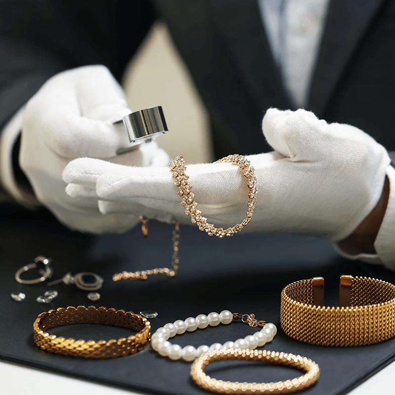 鑑定師現場評估價值並說明利率